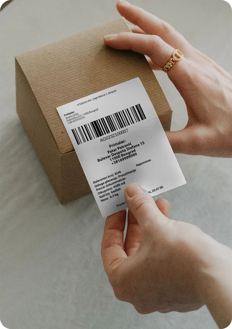 Nalepnica kurirske službe iz WooCommerce-a zalepljena na paket